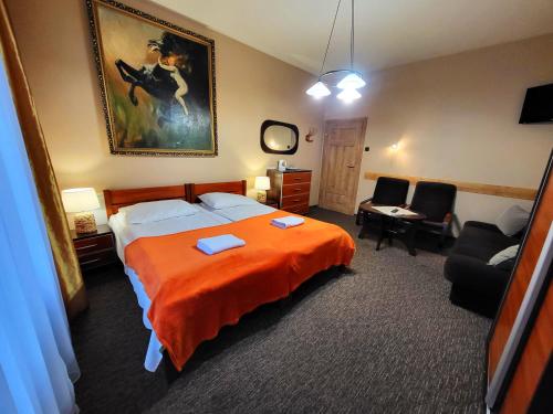2 twin beds, 1 sofa bed