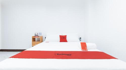 6-Bed Mixed Dormitory Room image 3