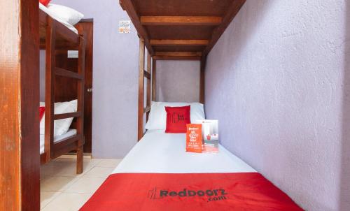 6-Bed Mixed Dormitory Room image 5