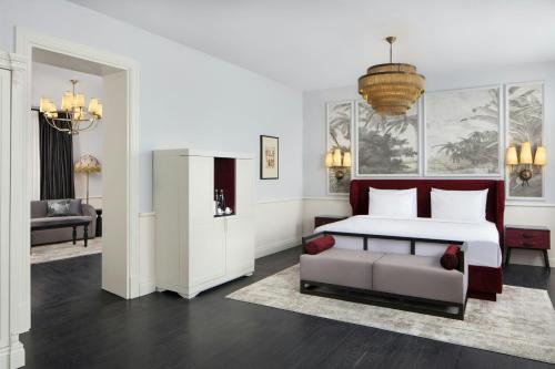 1 king bed, 2 sofa beds