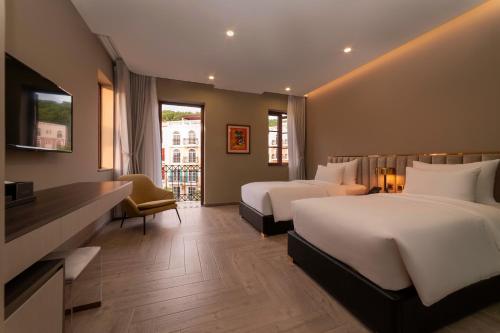Deluxe Twin Room image 5