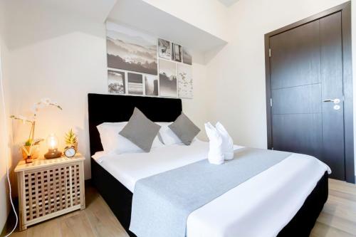 LUXX Suites McKinley with fast WIFI in BGC, Manila