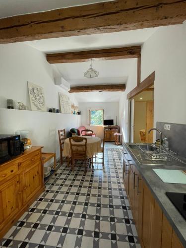 appartement chez l'artiste in La Caunette
