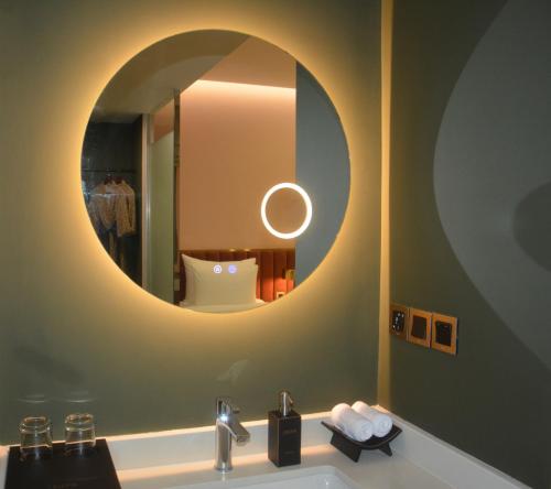 Deluxe Twin Room image 2