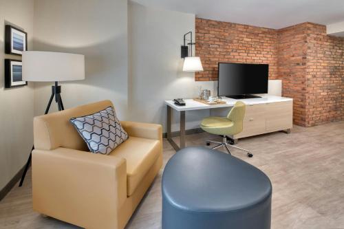 Deluxe Guest room with 1 King, Sofa bed