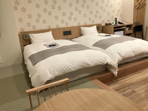 2 twin beds