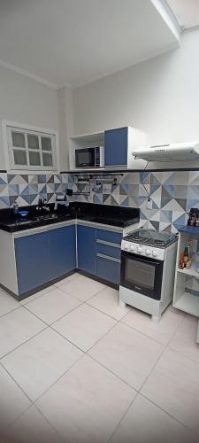 Kitchen, Carpe Diem Ubatuba Piscina e Ar a 250 m da Praia do Sape in Praia do Sape