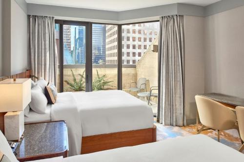 2 queen beds