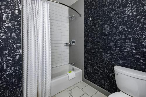 Guest room, 2 Queen image 4