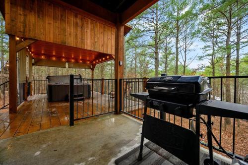 Smokin Buck Cozy Woodland With Spa & Firepit Smokin Buck Cozy Woodland With Spa & Firepit
