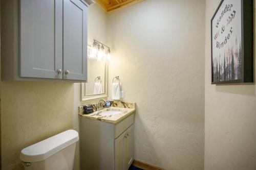 Smokin Buck Cozy Woodland With Spa & Firepit Smokin Buck Cozy Woodland With Spa & Firepit