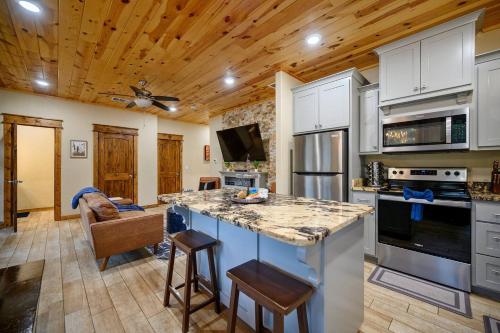 Smokin Buck Cozy Woodland With Spa & Firepit Smokin Buck Cozy Woodland With Spa & Firepit