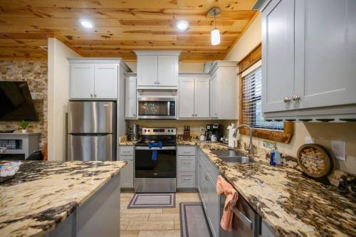 Smokin Buck Cozy Woodland With Spa & Firepit Smokin Buck Cozy Woodland With Spa & Firepit