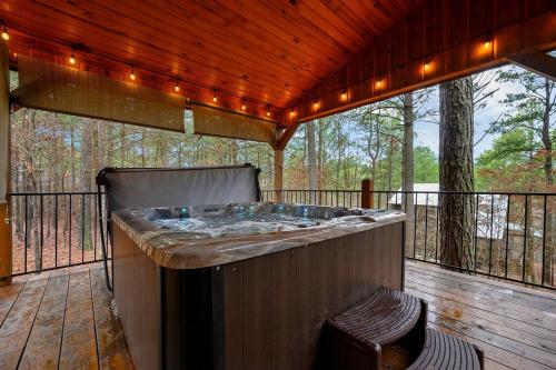 Smokin Buck Cozy Woodland With Spa & Firepit Smokin Buck Cozy Woodland With Spa & Firepit