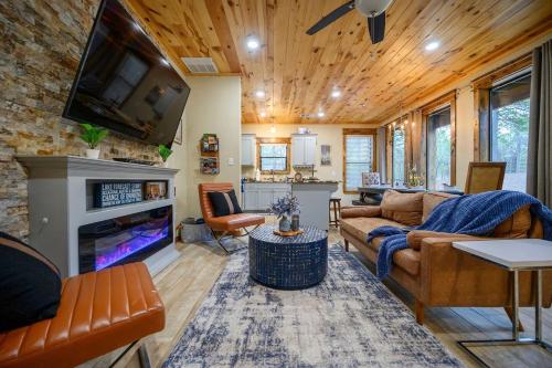 Smokin Buck Cozy Woodland With Spa & Firepit Smokin Buck Cozy Woodland With Spa & Firepit