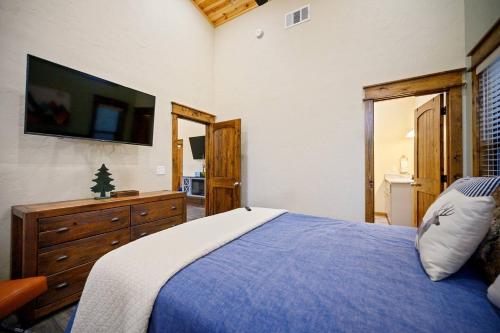 Smokin Buck Cozy Woodland With Spa & Firepit Smokin Buck Cozy Woodland With Spa & Firepit