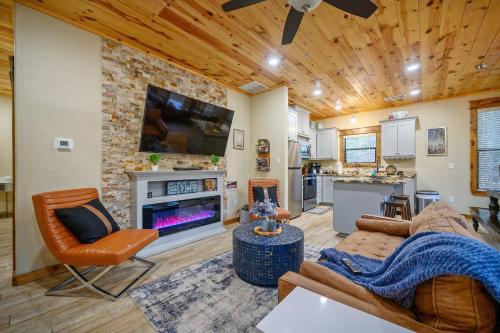 Smokin Buck Cozy Woodland With Spa & Firepit Smokin Buck Cozy Woodland With Spa & Firepit