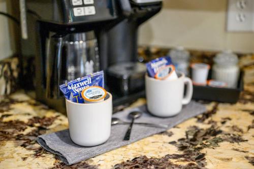 Smokin Buck Cozy Woodland With Spa & Firepit Smokin Buck Cozy Woodland With Spa & Firepit