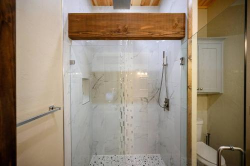 Smokin Buck Cozy Woodland With Spa & Firepit Smokin Buck Cozy Woodland With Spa & Firepit