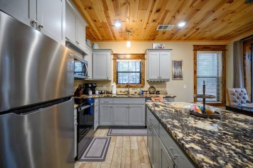 Smokin Buck Cozy Woodland With Spa & Firepit Smokin Buck Cozy Woodland With Spa & Firepit