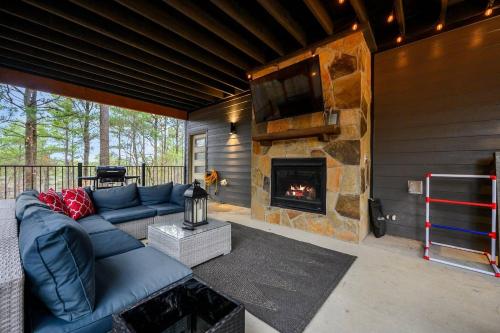 Smokin Buck Cozy Woodland With Spa & Firepit Smokin Buck Cozy Woodland With Spa & Firepit