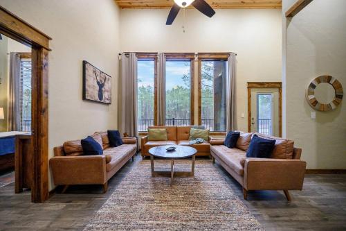 Smokin Buck Cozy Woodland With Spa & Firepit Smokin Buck Cozy Woodland With Spa & Firepit