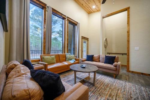 Smokin Buck Cozy Woodland With Spa & Firepit Smokin Buck Cozy Woodland With Spa & Firepit