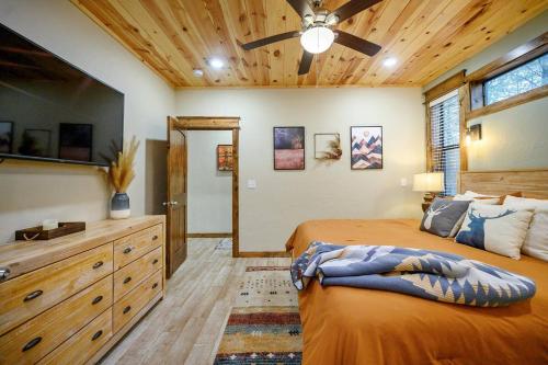 Smokin Buck Cozy Woodland With Spa & Firepit Smokin Buck Cozy Woodland With Spa & Firepit