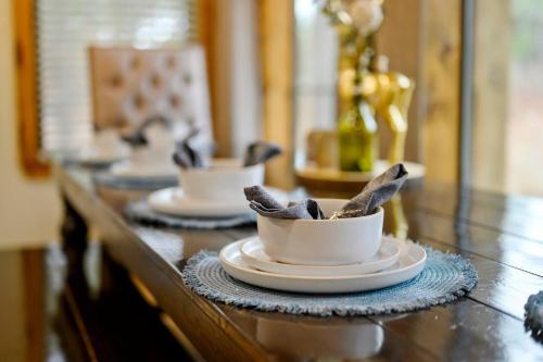 Smokin Buck Cozy Woodland With Spa & Firepit Smokin Buck Cozy Woodland With Spa & Firepit