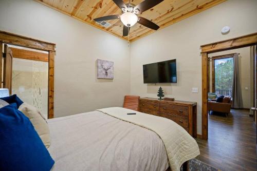 Smokin Buck Cozy Woodland With Spa & Firepit Smokin Buck Cozy Woodland With Spa & Firepit