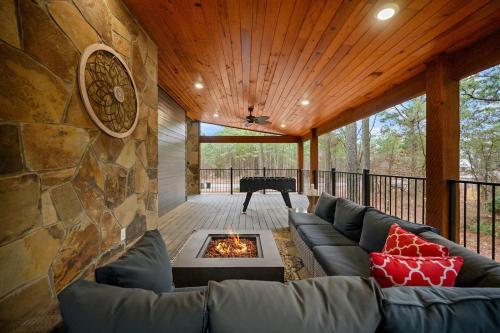 Smokin Buck Cozy Woodland With Spa & Firepit Smokin Buck Cozy Woodland With Spa & Firepit