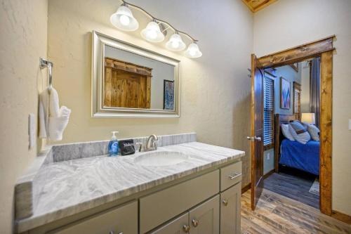 Smokin Buck Cozy Woodland With Spa & Firepit Smokin Buck Cozy Woodland With Spa & Firepit