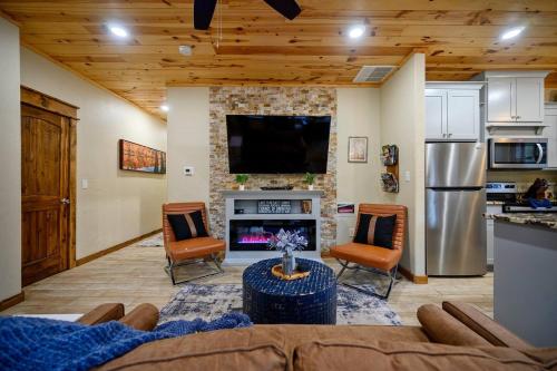 Smokin Buck Cozy Woodland With Spa & Firepit Smokin Buck Cozy Woodland With Spa & Firepit