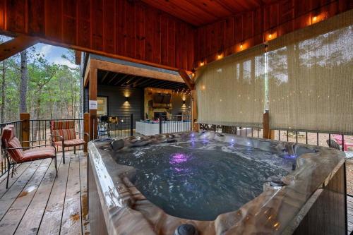 Smokin Buck Cozy Woodland With Spa & Firepit Smokin Buck Cozy Woodland With Spa & Firepit