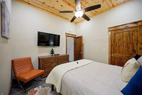 Smokin Buck Cozy Woodland With Spa & Firepit Smokin Buck Cozy Woodland With Spa & Firepit