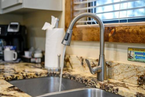 Smokin Buck Cozy Woodland With Spa & Firepit Smokin Buck Cozy Woodland With Spa & Firepit