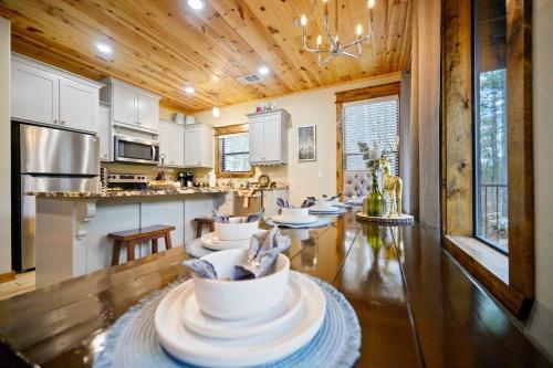 Smokin Buck Cozy Woodland With Spa & Firepit Smokin Buck Cozy Woodland With Spa & Firepit