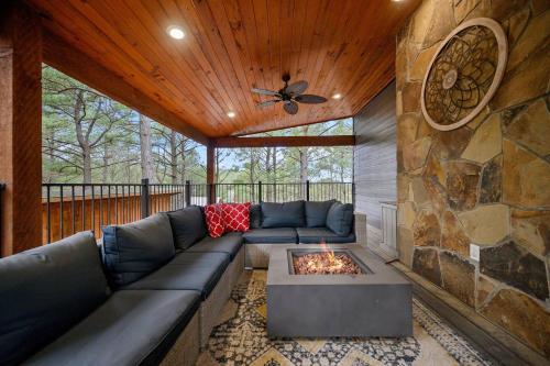 Smokin Buck Cozy Woodland With Spa & Firepit Smokin Buck Cozy Woodland With Spa & Firepit