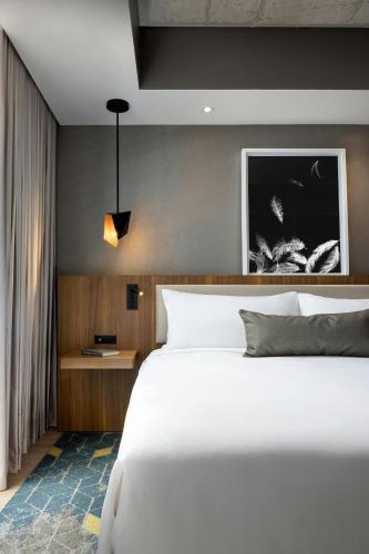 Humaniti Hotel Montreal Autograph Collection - image 2