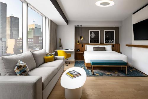 Junior suite with 1 King image 2