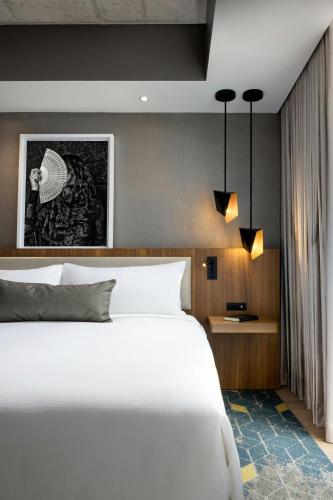 Guest  room with 1 King image 1