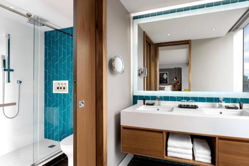 Junior suite with 1 King image 1