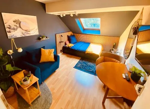 Modernes ruhiges Zimmer mit Ausblick ins Grüne in München, Deutschland