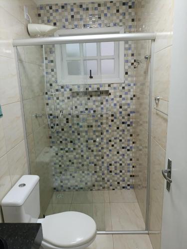 Bathroom, Carpe Diem Ubatuba Piscina e Ar a 250 m da Praia do Sape in Praia do Sape