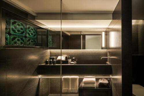 Shophouse Room, Club Lounge Access, Evening Cocktails, Appetisers, 1 King image 4