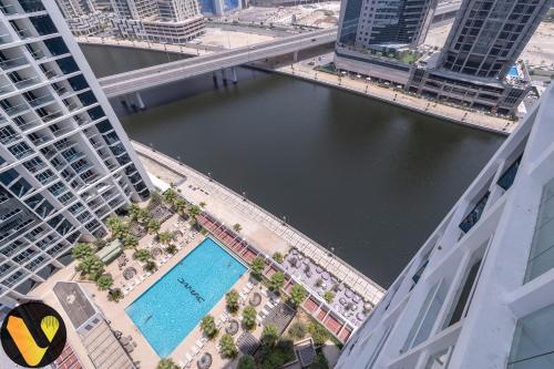 Vogue DAMAC Maison Prive - Stunning 17th Floor Balcony & Pool with Canal Views Prime Business Bay Location, Near Downtown & Burj Khalifa, Dubai (photo 9)