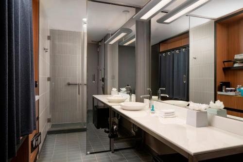 Aloft Hotel Rogers Bentonville - image 10