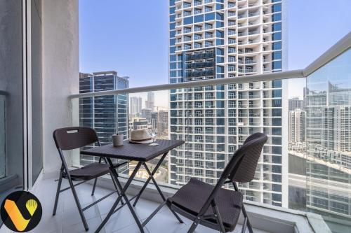 Vogue DAMAC Maison Prive - Stunning 17th Floor Balcony & Pool with Canal Views Prime Business Bay Location, Near Downtown & Burj Khalifa, Dubai (photo 4)