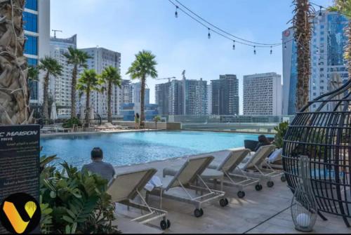 Vogue DAMAC Maison Prive - Stunning 17th Floor Balcony & Pool with Canal Views Prime Business Bay Location, Near Downtown & Burj Khalifa, Dubai (photo 3)