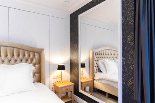 Standard Twin Room image 7